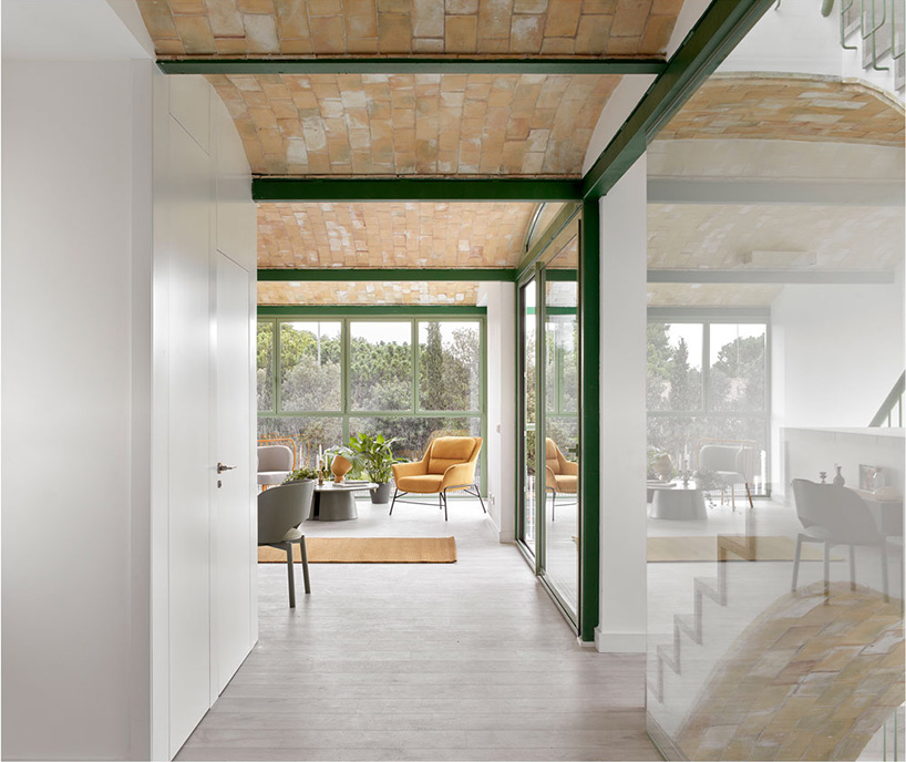 space popular forms valencia's brick vault house with a modular, bright green grid