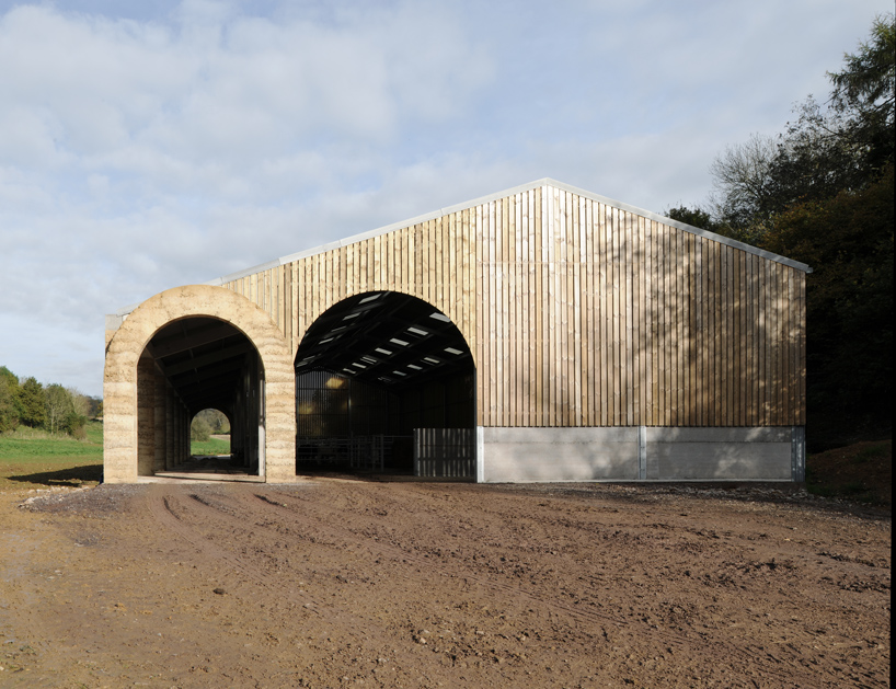 stephen taylor architects’ shatwell farm expresses arched colonnades