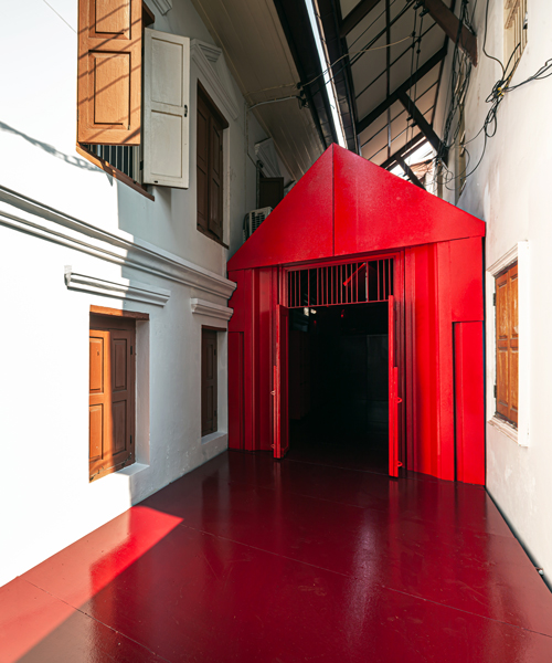 walllasia inserts a tiny red museum into bangkok's royal monastery