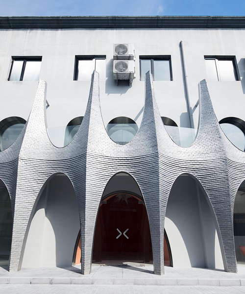 123 architects applies an arched silver façade to photography studio in beijing