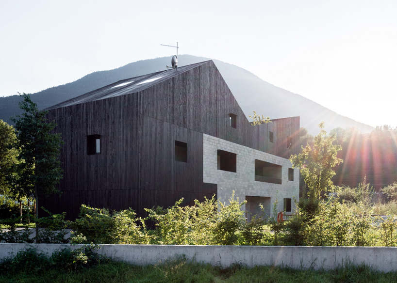 bergmeisterwolf architekten tops house with roof resembling the mountains of northern italy