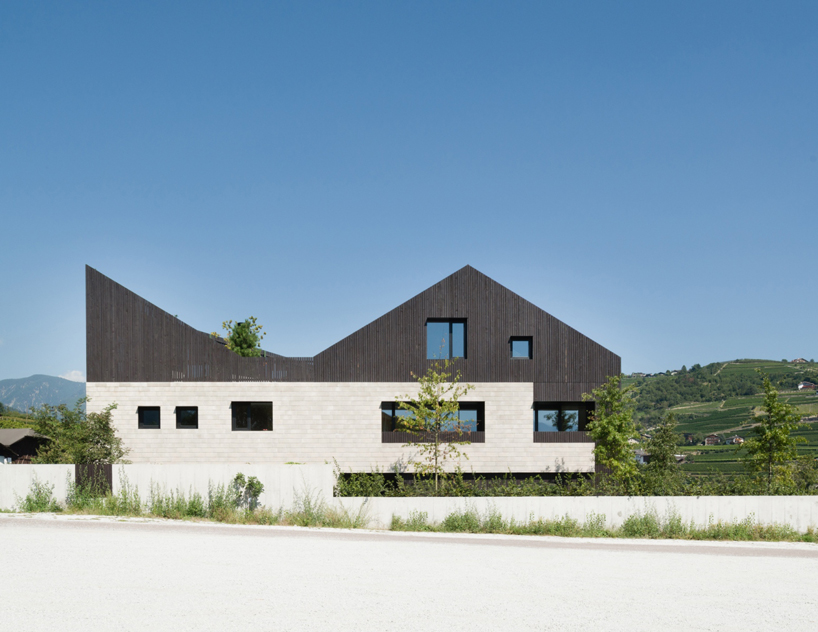 bergmeisterwolf architekten tops house with roof resembling the mountains of northern italy