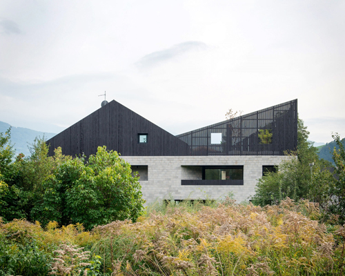 bergmeisterwolf architekten tops house with roof resembling the mountains of northern italy