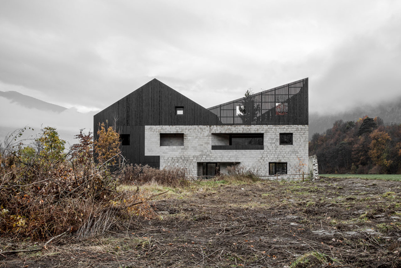 bergmeisterwolf architekten tops house with roof resembling the mountains of northern italy