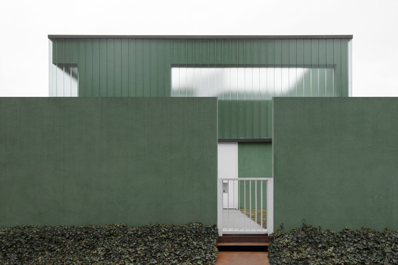 recycled green glass panels encase this italian villa by bergmeisterwolf 