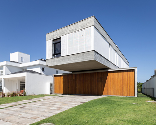 BR3 arquitetos cantilevers TR1215 house in porto alegre, brazil