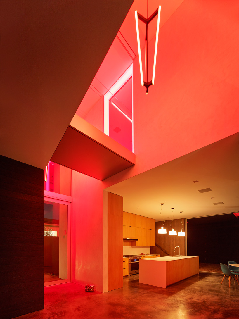 EYRC + johannes girardoni's spectral bridge house emits light + color in venice, california