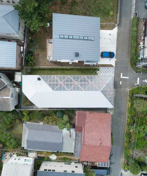 fumiko takahama designs 'giant house' in ōiso with a transparent roof canopy