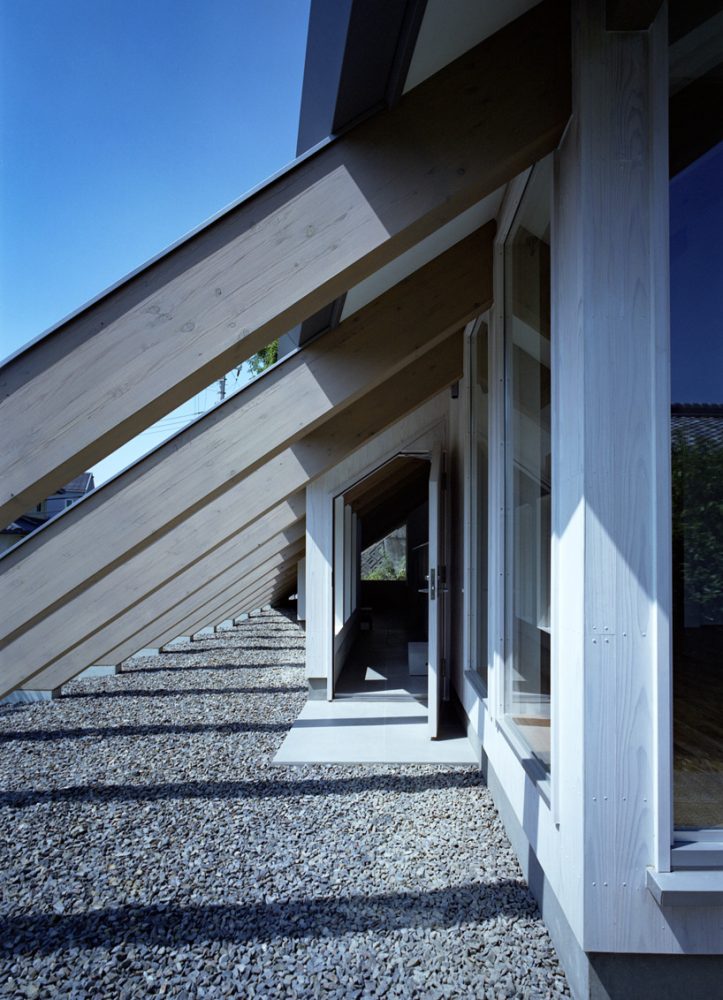 dramatic sloping roof defines fujiwaramuro architects' house in gakuenmae