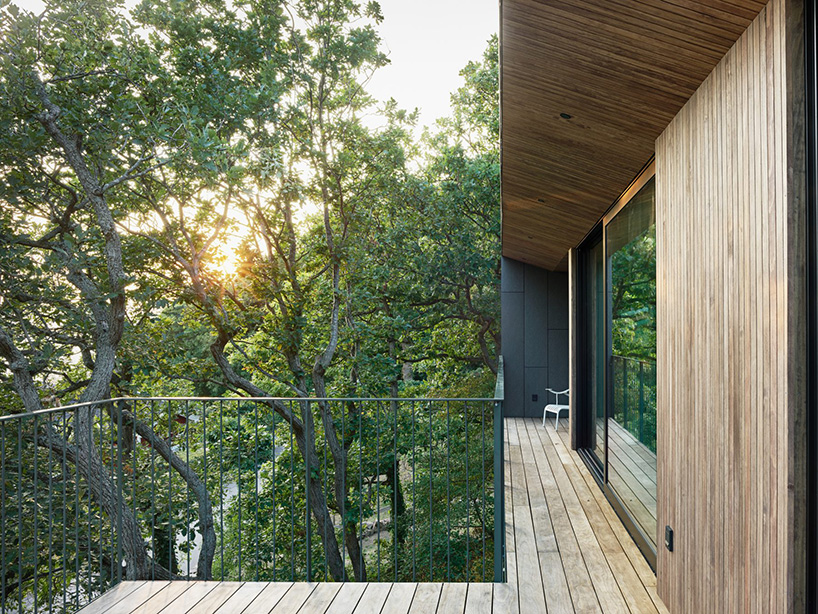 johan sundberg arkitektur elevates sommarhus solviken to the treetops in sweden