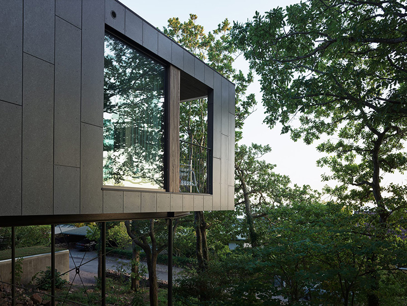 johan sundberg arkitektur elevates sommarhus solviken to the treetops in sweden