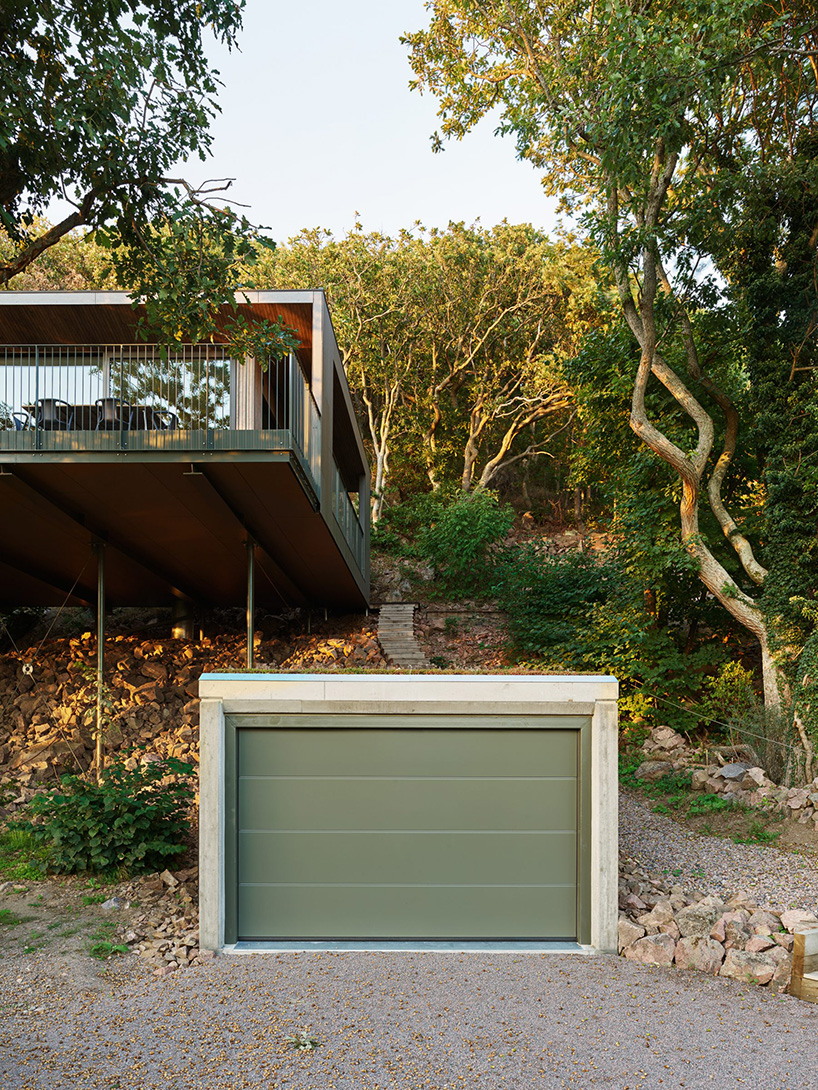 johan sundberg arkitektur elevates sommarhus solviken to the treetops in sweden