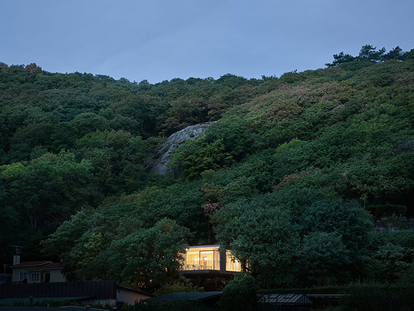 johan sundberg arkitektur elevates sommarhus solviken to the treetops in sweden