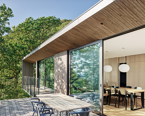 johan sundberg arkitektur elevates sommarhus solviken to the treetops in sweden