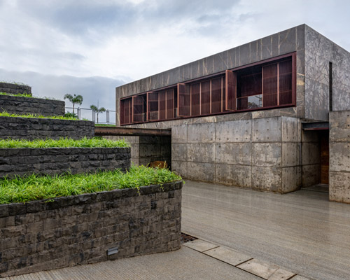 KDND studio stacks and shifts volumes in indian residence