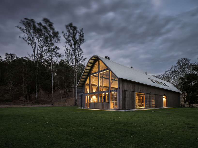 paul uhlmann architects designs modern barn house in australia