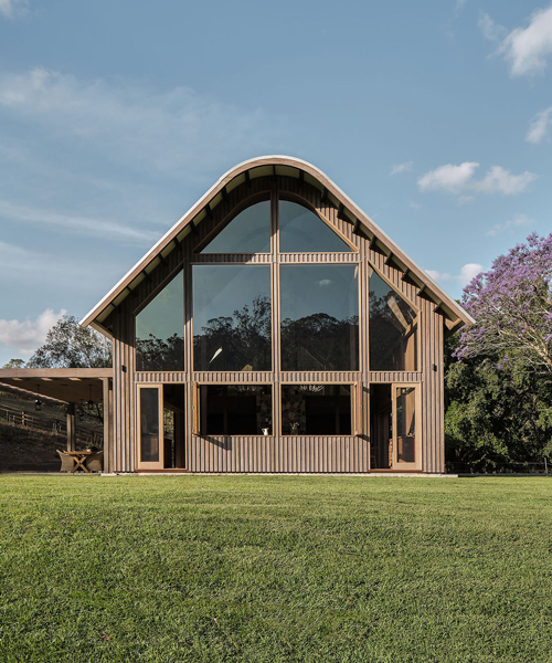 paul uhlmann architects designs modern barn house in australia