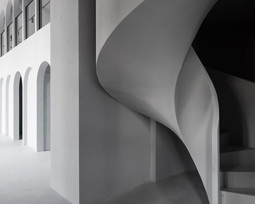 WALL sculpts a monolithic concrete staircase for dress boutique in russia