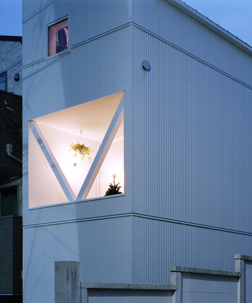 suzuko yamada architects' waseda house is a tall, narrow family dwelling in tokyo