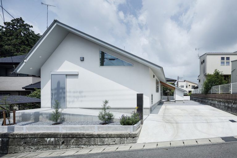 yuichi yoshida & associates tops nishinomiya house D in japan with ...