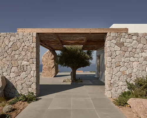 k-studio blends its villa mandra into the mykonos horizon