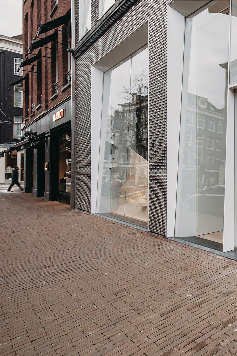 UNStudio adds pixelated glass + stainless steel façade to louis vuitton  store in amsterdam