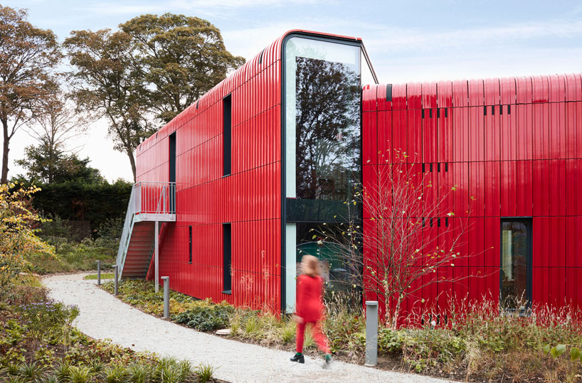 graduating red volumes form ab rogers' maggie’s centre at the royal marsden in surrey designboom