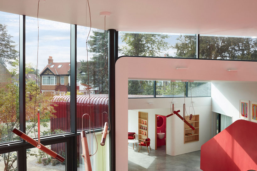 graduating red volumes form ab rogers' maggie’s centre at the royal marsden in surrey designboom