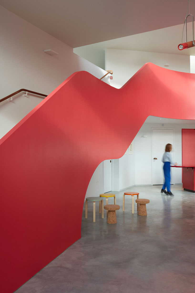 graduating red volumes form ab rogers' maggie’s centre at the royal marsden in surrey designboom