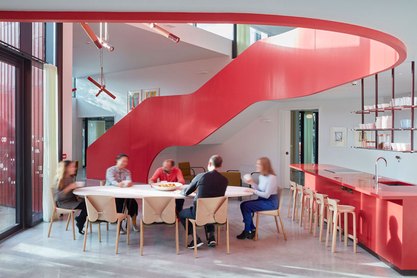 graduating red volumes form ab rogers' maggie’s centre at the royal marsden in surrey designboom