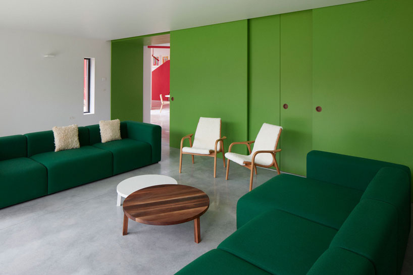 graduating red volumes form ab rogers' maggie’s centre at the royal marsden in surrey designboom