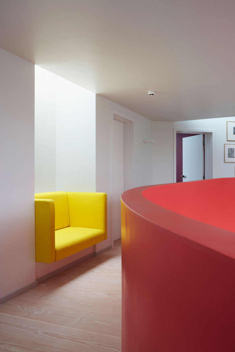 graduating red volumes form ab rogers' maggie’s centre at the royal marsden in surrey designboom