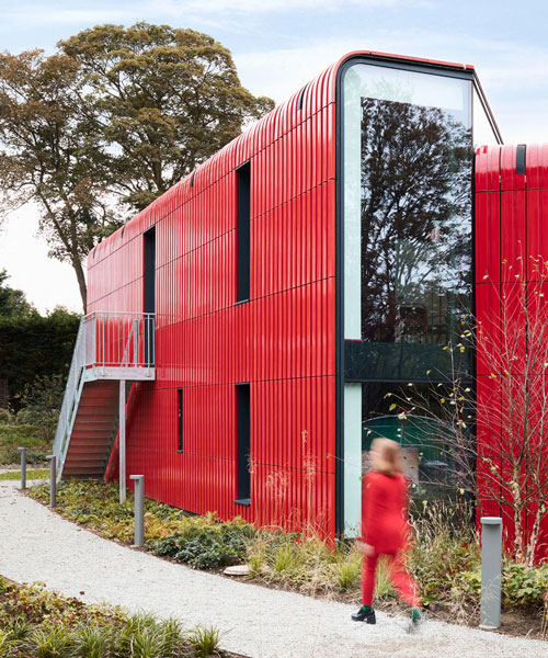 graduating red volumes form ab rogers' maggie’s centre at the royal marsden in surrey