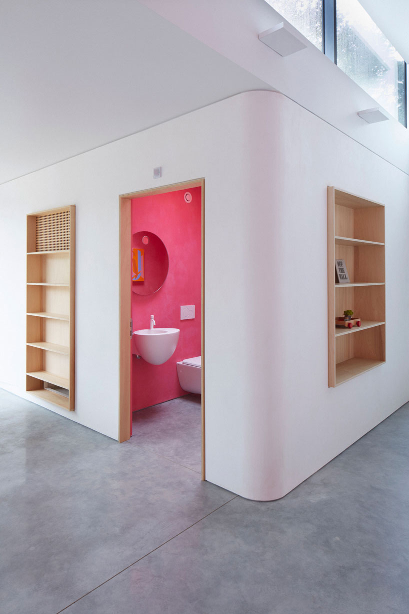 graduating red volumes form ab rogers' maggie’s centre at the royal marsden in surrey designboom