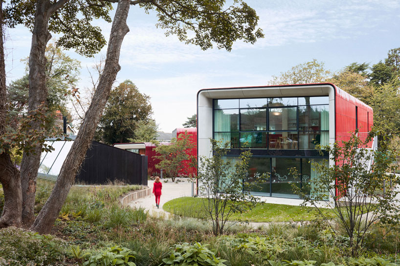 graduating red volumes form ab rogers' maggie’s centre at the royal marsden in surrey designboom