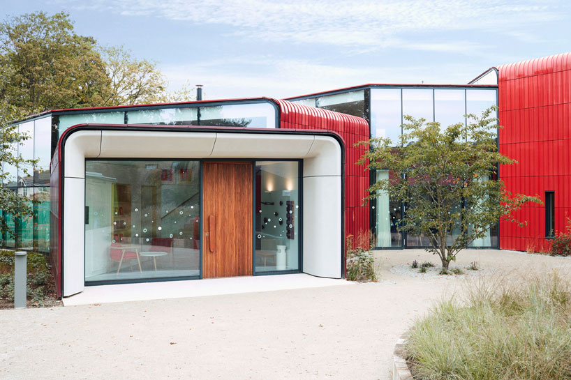 graduating red volumes form ab rogers' maggie’s centre at the royal marsden in surrey designboom