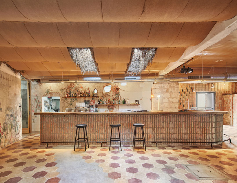 aulets arquitectes + carles oliver weave a new music venue into an old café in mallorca designboom