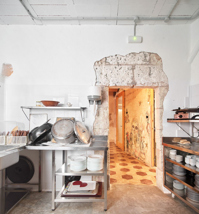aulets arquitectes + carles oliver weave a new music venue into an old café in mallorca designboom