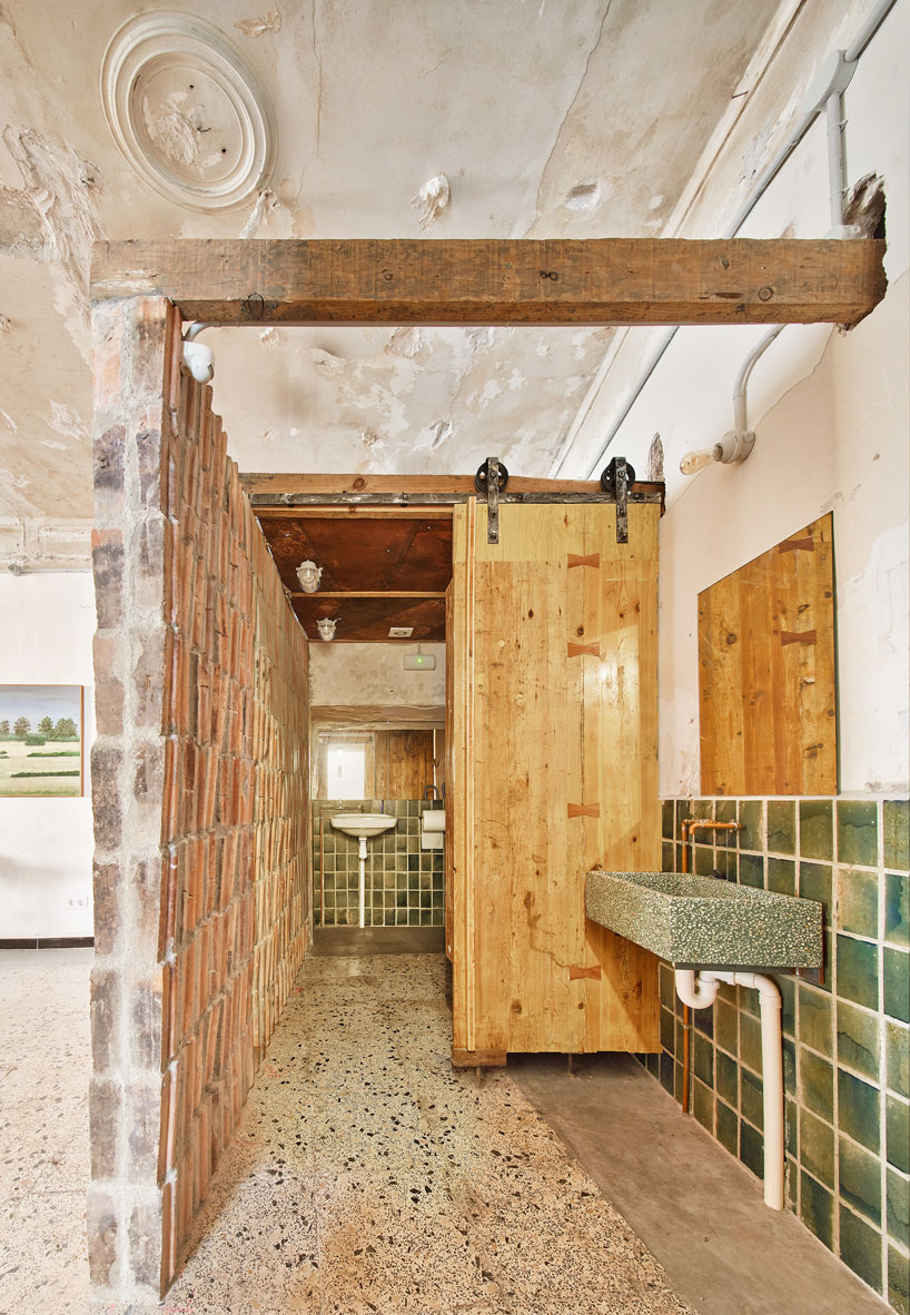 aulets arquitectes + carles oliver weave a new music venue into an old café in mallorca