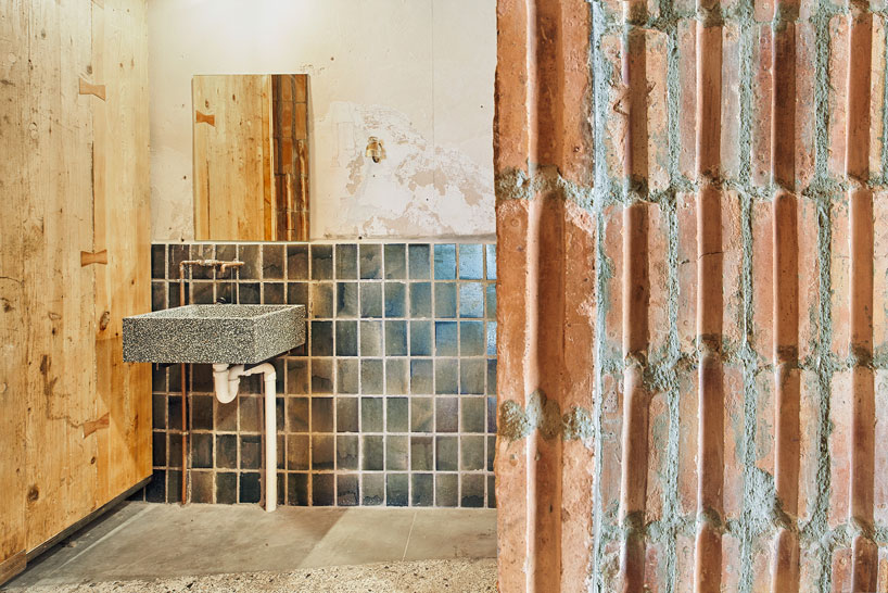 aulets arquitectes + carles oliver weave a new music venue into an old café in mallorca