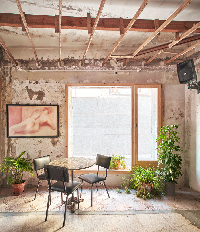 aulets arquitectes + carles oliver weave a new music venue into an old café in mallorca designboom