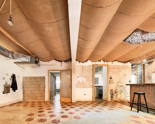 aulets arquitectes + carles oliver weave a new music venue into an old café in mallorca