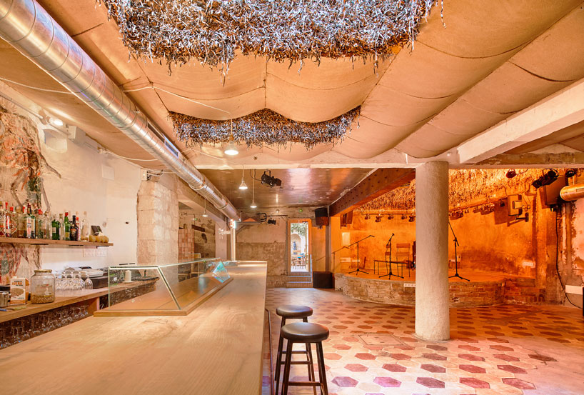 aulets arquitectes + carles oliver weave a new music venue into an old café in mallorca designboom