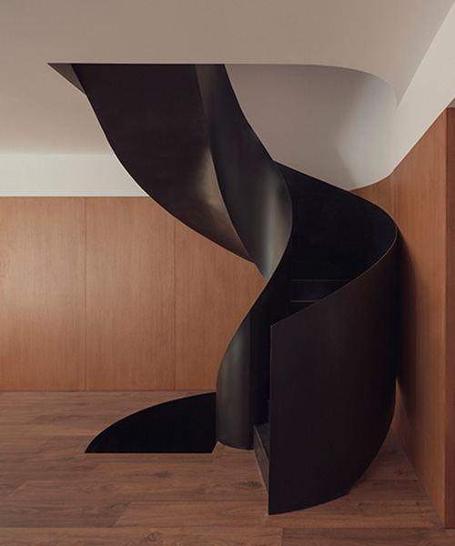 balzar adds scluptural curved staircase to residential renovation in spain