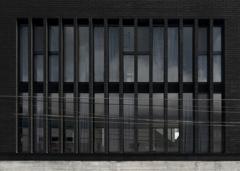S-AR combines concrete, steel + black bricks in 'casa caté' house in mexico