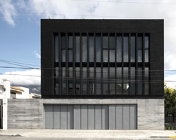 S-AR combines concrete, steel + black bricks in 'casa caté' house in mexico