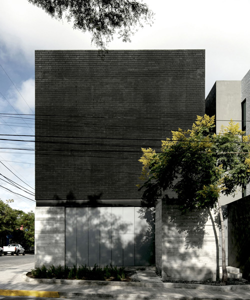 S-AR combines concrete, steel + black bricks in 'casa caté' house in mexico