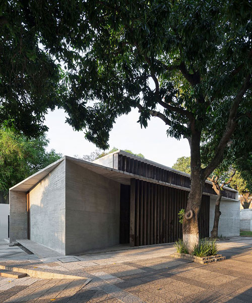 equipo de arquitectura applies concrete and rusted metal to restore synagogue in paraguay