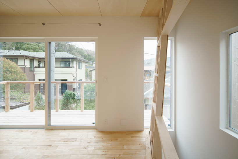 eri sumitomo architects + enjoyworks insert acrylic 'curtain' within house in hayama, japan