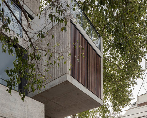 F2M arquitectos elevates concrete volume above buenos aires neighborhood